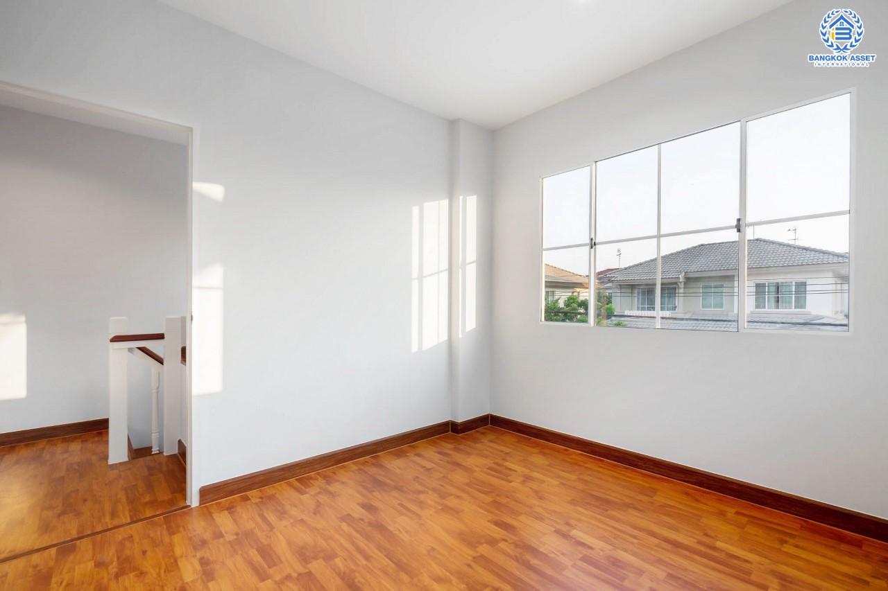 บ้านมือสองตกแต่งใหม่ คุณภาพแบรนด์ LH ม.ชลลดา บางใหญ่-เซ็นทรัลเวสต์เกต เนื้อที่ 52.6 ตร.ว. ฟังก์ชั่น 3 ห้องนอน 2 ห้องน้ำ 2 ที่จอดรถ Facility ครบครัน พร้อมทุกการเข้าอยู่ บนทำเลเดินทางสะดวก ใกล้ถ.กาญจนาภิเษก และเพียง 10 นาทีถึงรถไฟฟ้า "สถานีคลองบางไผ่"...